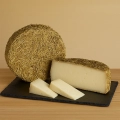 Queso de cabra con romero, elaborado en Xaló Alicante
