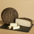 Queso de cabra con pimienta negra, elaborado en Xaló Alicante
